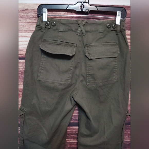Universal Threads Women's Army Green Boot cut HW Cargo Pants In Size 2! - Picture 3 of 6